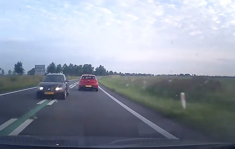 Idioot op N33 rijdt zijspiegel eraf van tegenligger