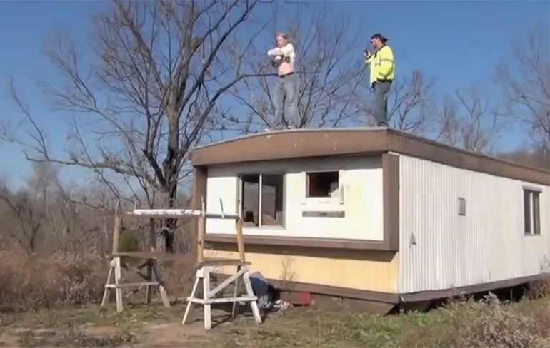 Idioot springt van stacaravan in TL lampen en prikkeldraad