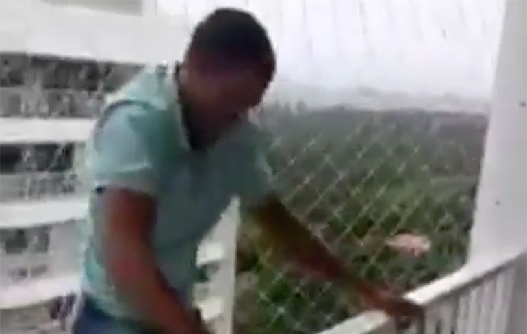Idioot test het veiligheidsnet van zijn balkon