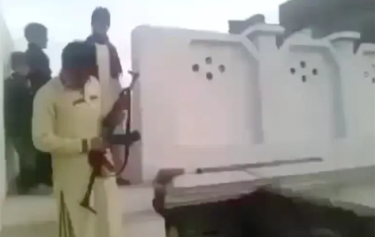 Idioot vergeet even de terugslag van een AK47