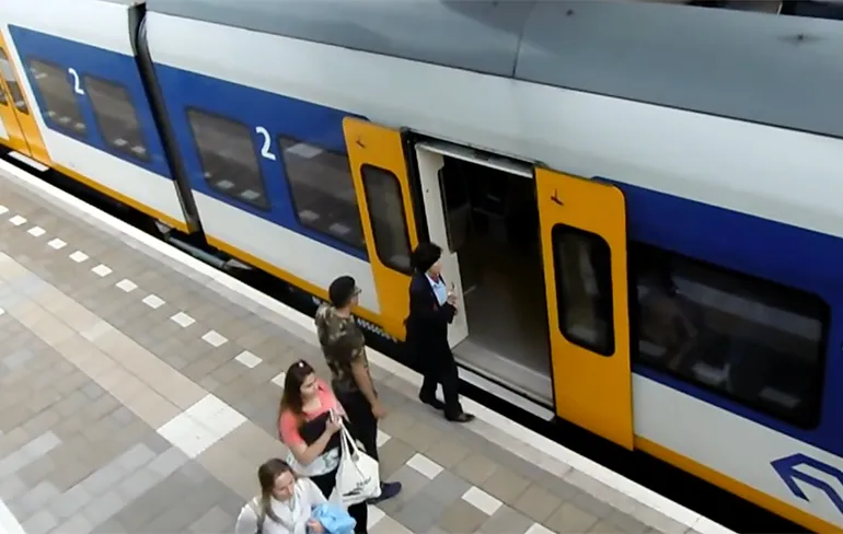 Idiote pranker gooit eieren naar conducteur