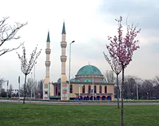 Idiote racistische grappenmaker belt een moskee...