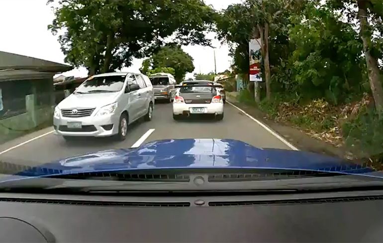 Idioten die levensmoe zijn doen straatrace op de Filipijnen