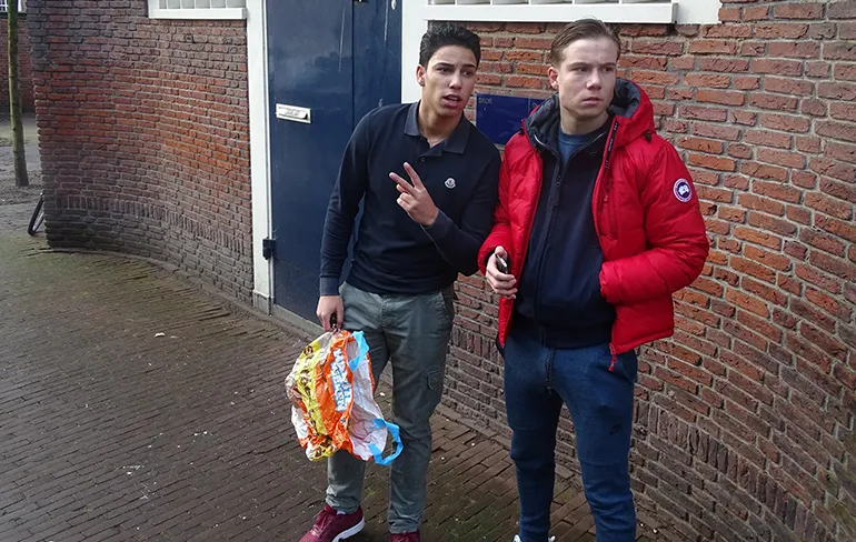 Idioten gooien babypoeder over Chinezen...