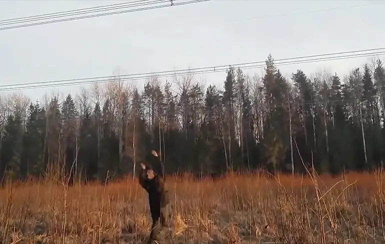 Idioten spelen met elektriciteitskabels in Wit-Rusland...