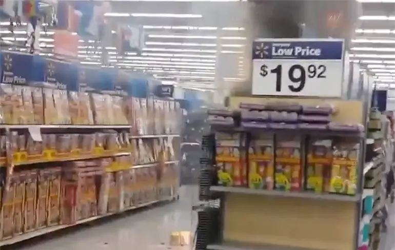 Idioten steken vuurwerk af in vestiging van supermarkt Walmart