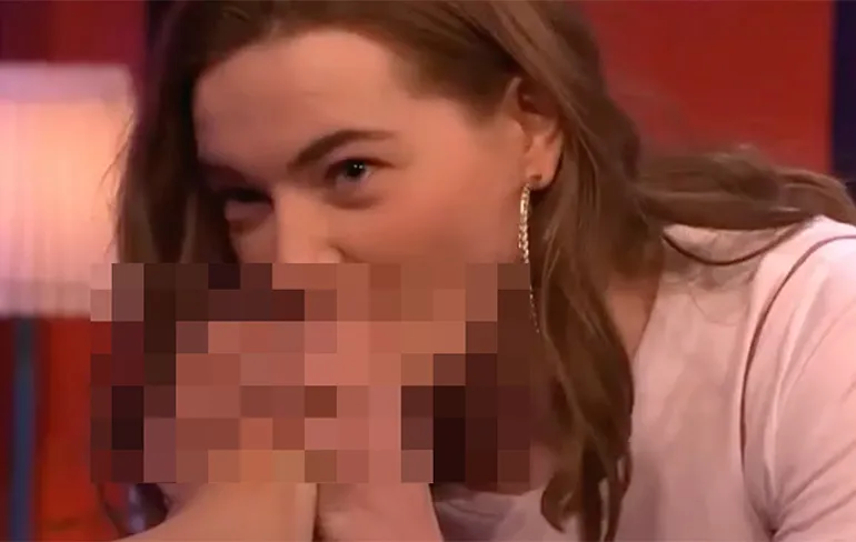 Iedereen bang voor COVID-19, Emma Wortelboer likt teen op televisie
