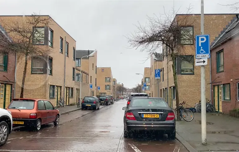 Iedereen invalide in deze straat in de Schilderswijk?