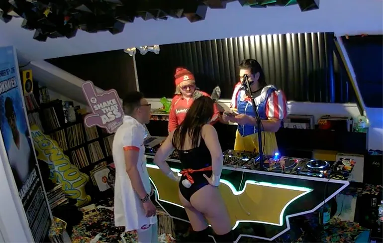 Iedereen knetterlam tijdens geniale carnavalsstream van de Darkraver
