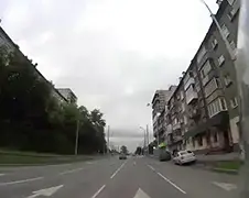Iemand achter motorrijder vergeet op tijd te remmen