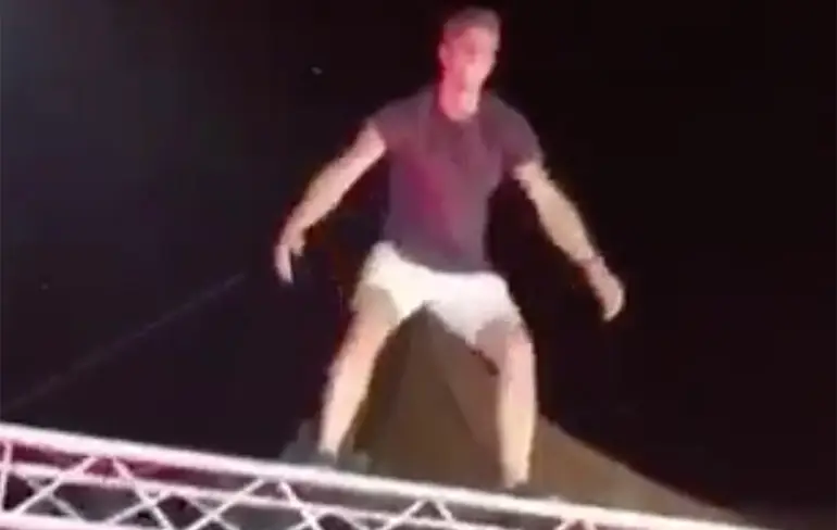 Iemand doet aan Struukn duukn op Sziget