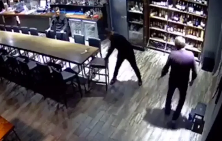 Iemand gaat even slapen na klap van fles in bar in Russische Tomsk