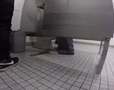 Iemand heeft last van sproeipoep grap