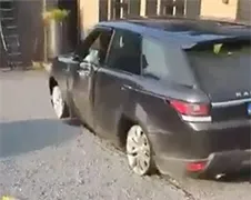 Iemand heeft zijn Range Rover Sport 2015 helemaal afgeragd!