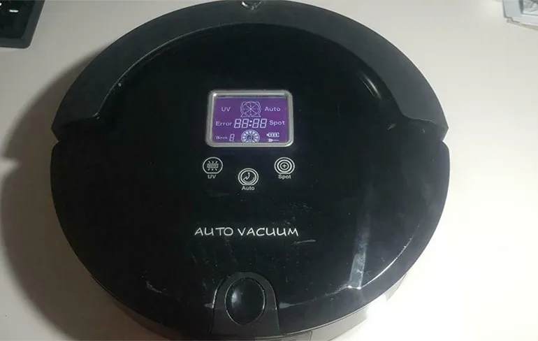 Iemand heeft zijn robotstofzuiger Akwasi genoemd en verkoopt deze op Marktplaats