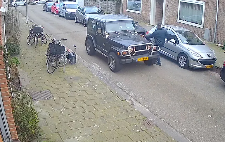 Iemand in Diemen moest even hard rennen na vergeten handrem