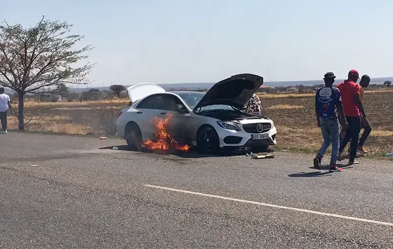 Iemand in Zuid-Afrika kan nieuwe Mercedes kopen na brandje