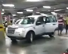 Iemand is heel erg boos in een parkeergarage!