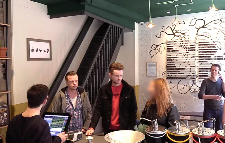 Iemand met down voor mongool uitmaken kan gelukkig nog steeds niet!