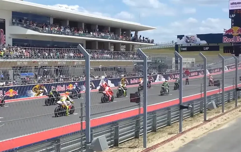Iemand met talent heeft motorrace met zijn stem nagesynchroniseerd