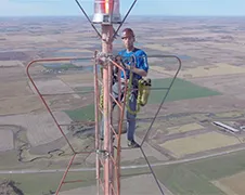 Iemand moet toch het lampje vervangen op TV toren...