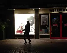 Iemand op de kermis van Hoorn is een beetje dronken...