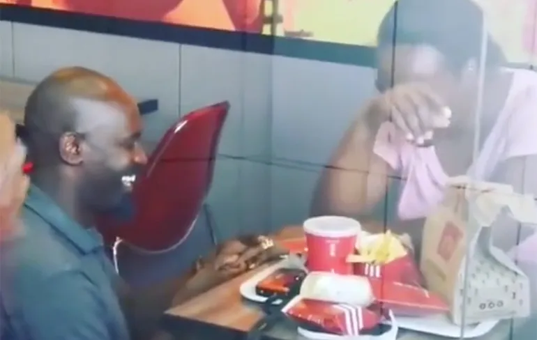 Iemand romantisch ten huwelijk vragen kan ook in de KFC