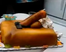 Iemand trek in een stukje Money Shot cake?