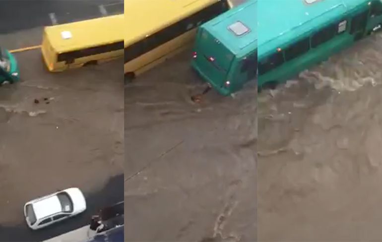 Iemand verdwijnt even onder bus tijdens overstroming in Mexico