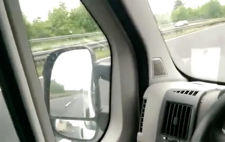 Iemand wordt ondertussen even ingehaald op de Duitse autobahn...