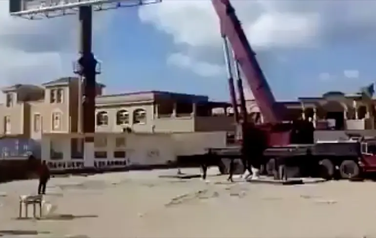 Illegaal billboard verwijderen gaat niet zo goed in Egypte
