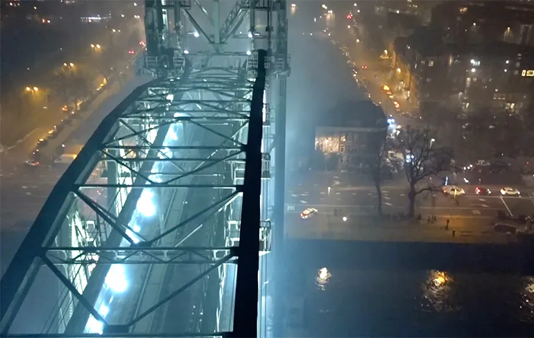 Illegaal op de Rotterdamse Hefbrug naar het vuurwerk kijken