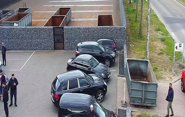 Illegale parkeerders bij Designer Outlet Roermond ingesloten met container