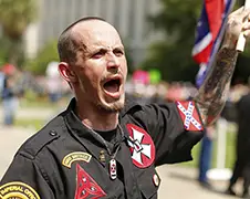 In beeld: Ku Klux Klan demonstratie weghalen Confederatievlag