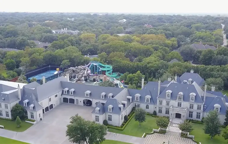 In dit huis met eigen waterpark in Dallas wil je zeker wonen!
