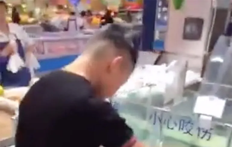 In een supermarkt in Azië: Meenemen of hier opeten?