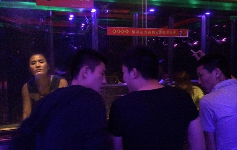In mannentoilet van Chinese club kun je gluren naar nietsvermoedende dames
