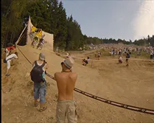 In mountainbike wedstrijd iemand inhalen in stijl