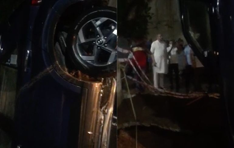 In zinkgat verdwenen auto in Mumbai weer uit gat gehaald