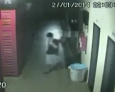 Inbreker betrapt op romantisch avontuur met paspop