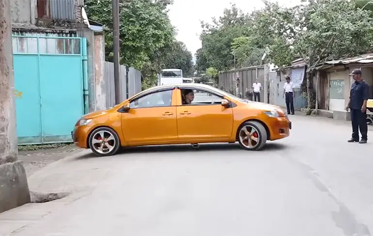 Indonesische monteur maakt auto met twee voorkanten