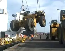 Inladen Cat 793 Mining Truck gaat niet zo goed