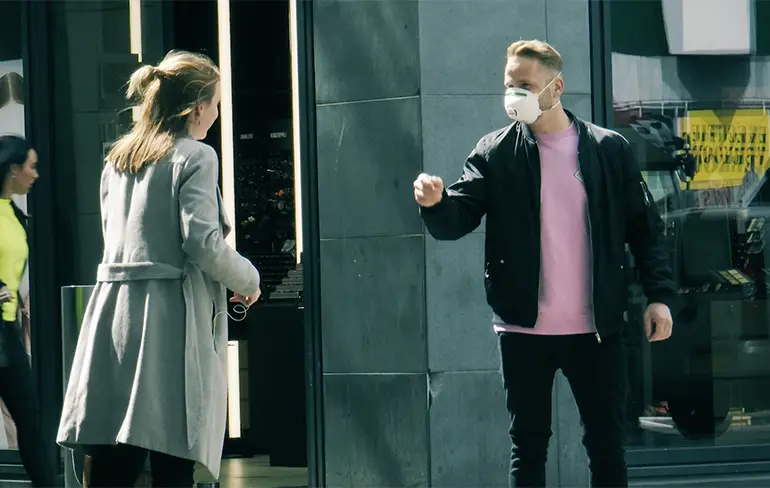 Inspiratie voor straks: Vrouwen versieren op anderhalve meter afstand