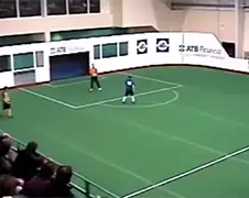 Instant Karma voor zaalvoetbalkeeper!