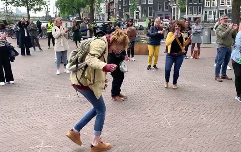 Internet kan uit: Gekkies dansen voor Femke Halsema voor de Stopera