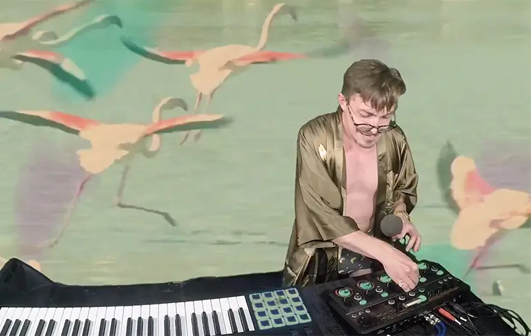Internet kan uit: Marc Rebillet doet live "I'm a Flamingo"