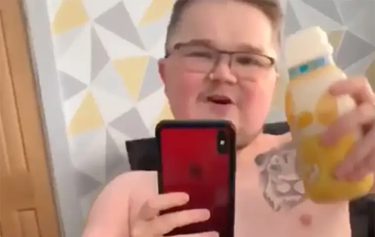 Internet kan uit: Mini nozem schept op over zijn Milkshake