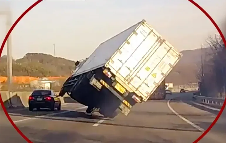 Inzittenden auto Korea bijna op Final Destination, maar toch niet!