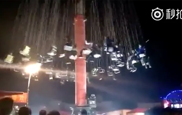 Inzittenden Chinese draaimolen vallen naar beneden door gebroken touw