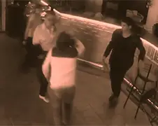 Irritante bezoeker restaurant maakt kennis met gastvrouw